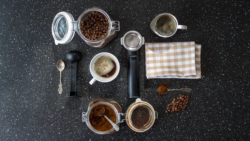 des ustensiles de café posés sur une table, en vue du dessus