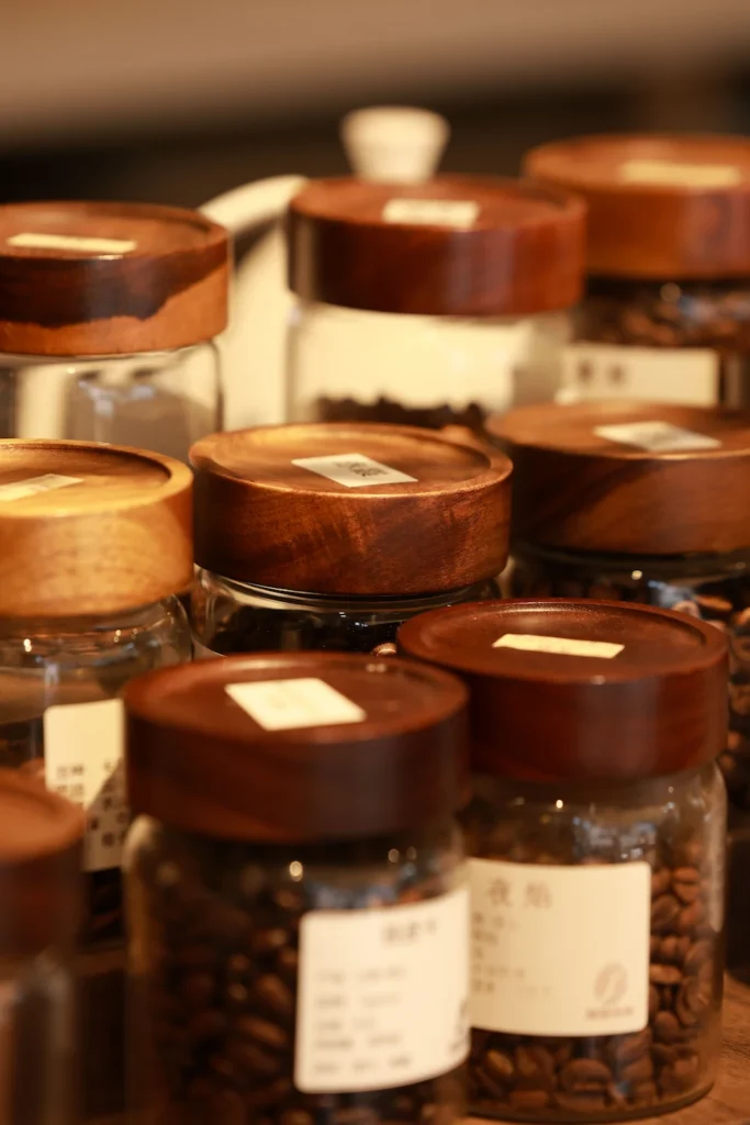 des bocaux en verre contenant des grains de café à l'intérieur