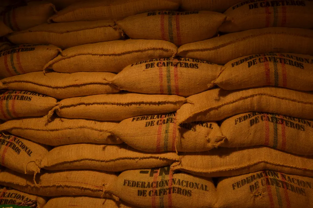des sacs en toile de jute empilé les uns sur les autres