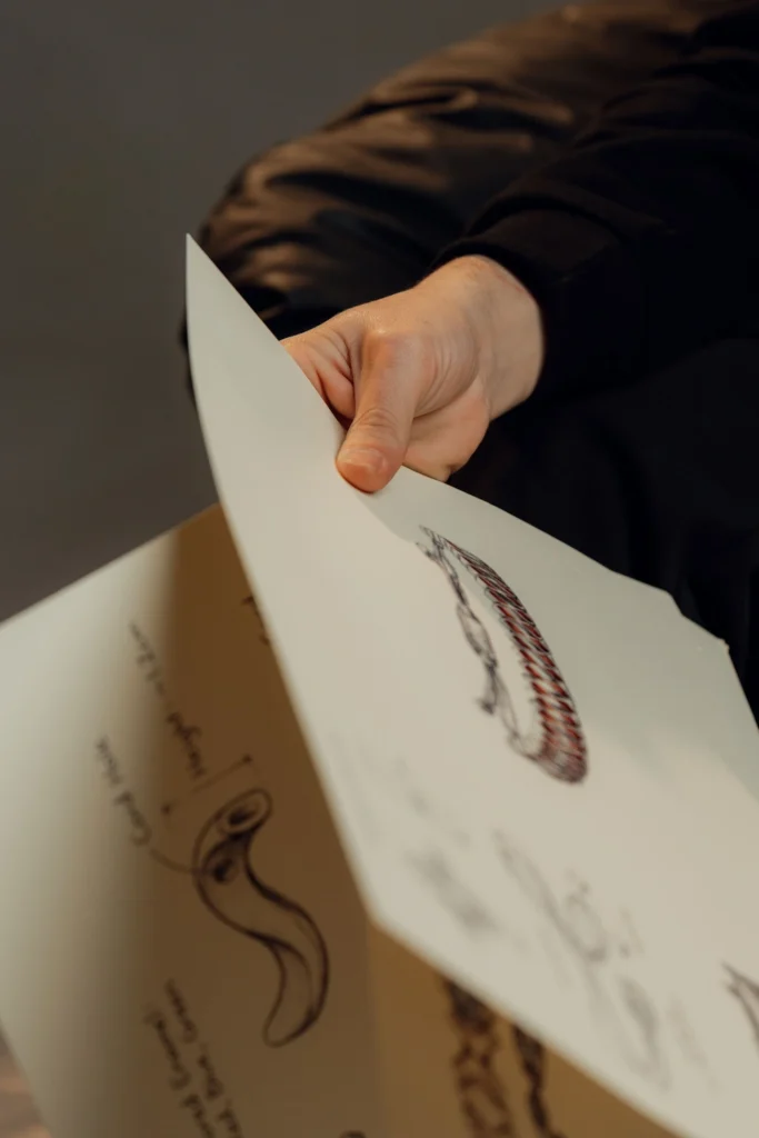 une main tenant des fiches