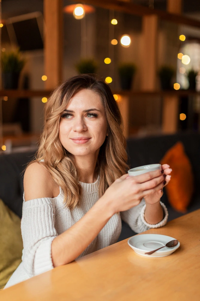 la photo de Margot, CEO de la marque Arome avec une tasse de café dans les mains
