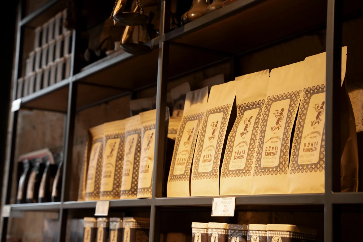 des sachets de café alignés sur des étagères