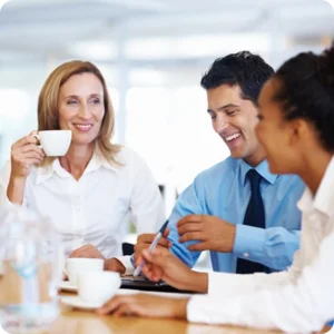 des collègues souriant buvant un café